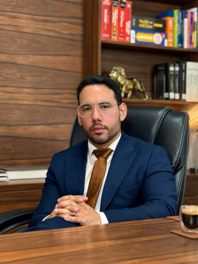 Dr. Hugo Carvalho no escritório